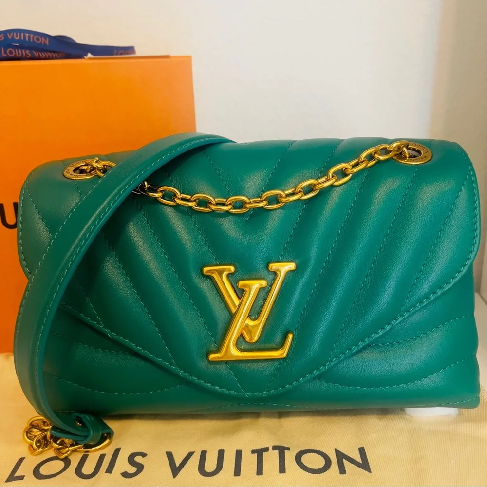 Louis Vuitton Green Leather Shoulder Bag with Gold Chain - Picture 1 of 14
